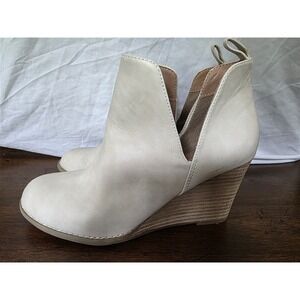NWOT Report 8.5 Gabott Cut Out Ivory Booties Ankle Boots 130257